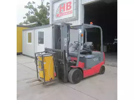 Elektryczne 4-kołowe 2007  Nichiyu Heftruck FPC25PN, elek., triplex, side shift, hydro vorkverstelling. (1)