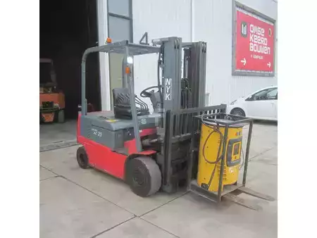 Elektryczne 4-kołowe 2007  Nichiyu Heftruck FPC25PN, elek., triplex, side shift, hydro vorkverstelling. (2)