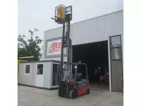 Elektryczne 4-kołowe 2007  Nichiyu Heftruck FPC25PN, elek., triplex, side shift, hydro vorkverstelling. (5)