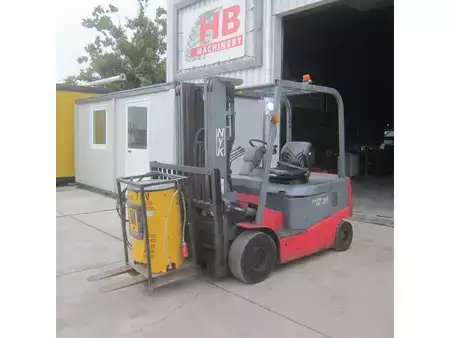 Elektromos 4 kerekű 2007  Nichiyu Heftruck FPC25PN, elek., triplex, side shift, hydro vorkverstelling. (1)