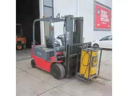 Elektromos 4 kerekű 2007  Nichiyu Heftruck FPC25PN, elek., triplex, side shift, hydro vorkverstelling. (2)