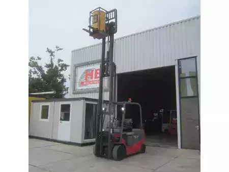 Elektromos 4 kerekű 2007  Nichiyu Heftruck FPC25PN, elek., triplex, side shift, hydro vorkverstelling. (5)