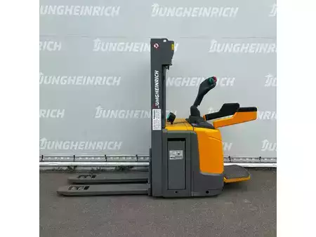 VZV s plošinou pro řidiče 2017  Jungheinrich ERC 214z 4300DZ (2)