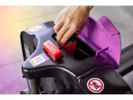 Transpallet elettrici 2025  Anton PTL 1.5 tugiratastega 560x1150 mm (6)