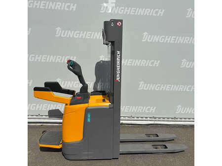 Gerbeurs à conducteur porté debout 2018  Jungheinrich ERC 212 3200ZZ (1)
