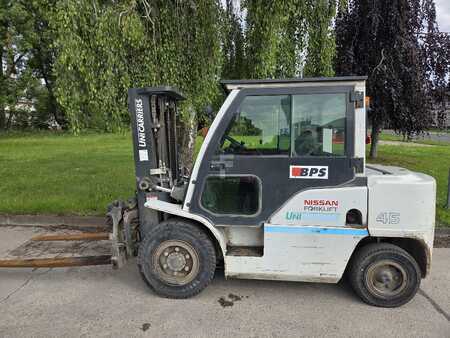 Diesel Forklifts 2015  Unicarriers ULS120DTFVXC570 (1)