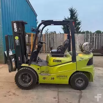 Propane Forklifts 2018  Clark GTS30 (1)
