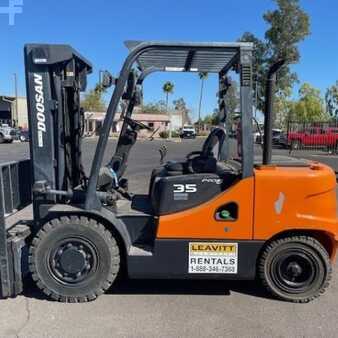 Montacargas diésel 2017  Doosan D35S-5 (1)