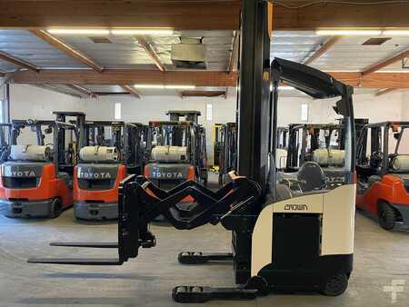 Reach Trucks 2015  Crown RMD6025-32 (1)