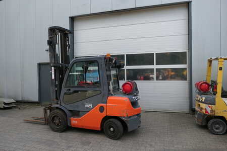 Treibgasstapler 2017  Toyota 02-8 FGF30 (2)