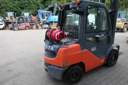 Treibgasstapler 2017  Toyota 02-8 FGF30 (4)