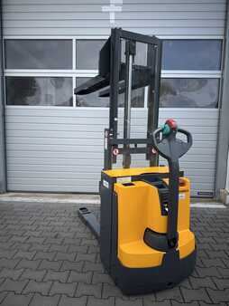 Stapelaars 2012  Jungheinrich EJD K18 (2)