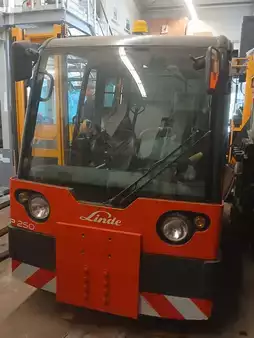 Tractor de arrastre 2012  Linde P250 (1)