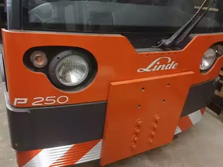 Tractor de arrastre 2012  Linde P250 (2)