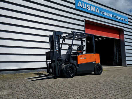 Chariot 4 roues électrique 2024  Doosan B50XC-7 (1)