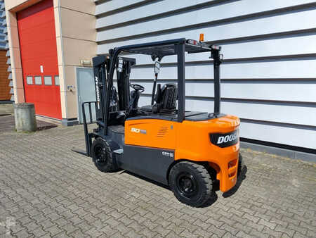 Chariot 4 roues électrique 2024  Doosan B50XC-7 (3)