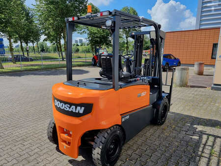 Chariot 4 roues électrique 2024  Doosan B50XC-7 (4)