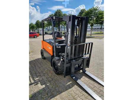 Chariot 4 roues électrique 2024  Doosan B50XC-7 (5)