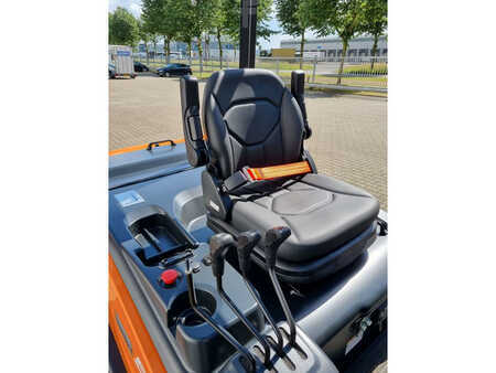 Chariot 4 roues électrique 2024  Doosan B50XC-7 (6)