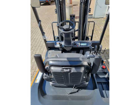 Chariot 4 roues électrique 2024  Doosan B50XC-7 (7)