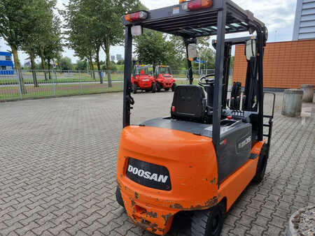 Eléctrica de 4 ruedas - Doosan B35X5 (5)