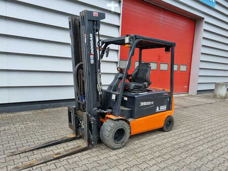 Eléctrica de 4 ruedas 2015  Doosan B35X5 (2)