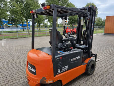 Chariots électriques à 4 roues 2015  Doosan B35X5 (5)