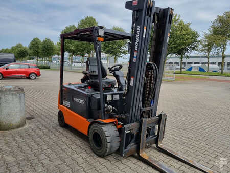 Chariots électriques à 4 roues 2015  Doosan B35X5 (6)