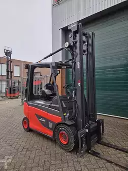 Elektro čtyřkolový VZV 2012  Linde E25-01 (1)