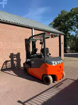 Elektryczne 4-kołowe 2016  Toyota 8FBMT35 (2)