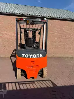 Elektryczne 4-kołowe 2016  Toyota 8FBMT35 (7)