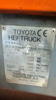 Chariots électriques à 4 roues 1996  Toyota FBMF 25 (5)