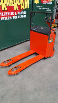 Wózki niskiego podnoszenia 2006  Linde T16 (2)