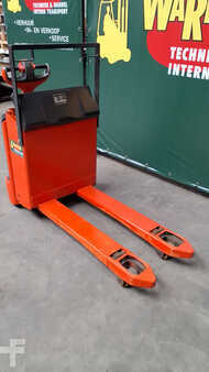 Wózki niskiego podnoszenia 2006  Linde T16 (4)