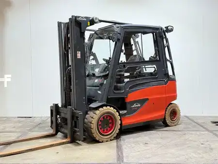 4-wiel elektrische heftrucks 2019  Linde E45 Triplex Freelift Sideshift non marking (1)
