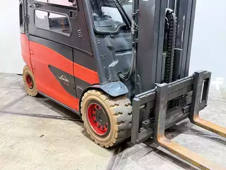 4-wiel elektrische heftrucks 2019  Linde E45 Triplex Freelift Sideshift non marking (6)