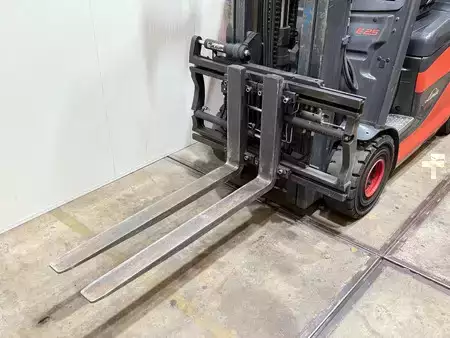 Elektromos 4 kerekű 2021  Linde E25-600 2021! 3000UUR! Triplex Vorkversteller Sideshift Nette machine! (16)