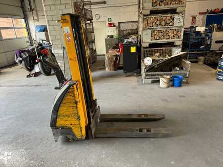 Pallet Stackers 2011  Yale EGVTG 12-25 (1)