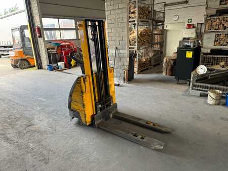 Pallet Stackers 2011  Yale EGVTG 12-25 (2)