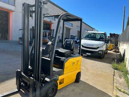 Chariots électriques à 4 roues 2011  OM XE 16 (2)