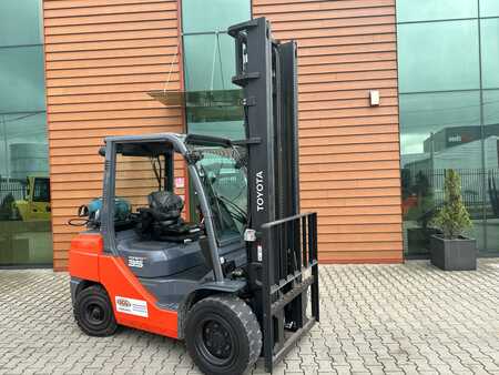 Carrello elevatore a gas 2015  Toyota 06-8FGJ35F // Like new // Only 2578 hours (2) 