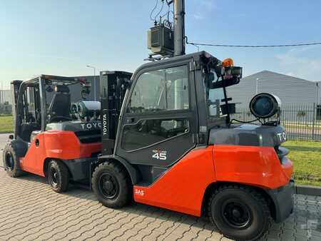 LPG Forklifts 2016  Toyota 8FG40 /4500 kg/LPG  / Triplex / Container version/PROMOTION / 3,000 € price reduction//Old price 29 900 €-New price 26900 € (1)