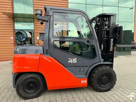 LPG Forklifts 2016  Toyota 8FG40 /4500 kg/LPG  / Triplex / Container version/PROMOTION / 3,000 € price reduction//Old price 29 900 €-New price 26900 € (5)
