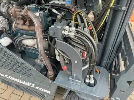 Wózki 4-kierunkowe 2013  Combilift CB3000 // Diesel // Only 5185 hours (14)