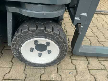 Wózki 4-kierunkowe 2013  Combilift CB3000 // Diesel // Only 5185 hours (17)