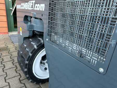 Fyrvägstruck 2015  Combilift CB3000 //2015 year // Toyota engine (18)