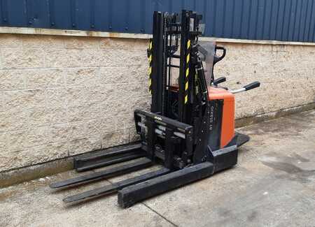 Pallet Stackers 2013  Toyota SPE120XR (1)