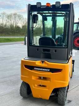 Carrelli elettrici 4 ruote 2023  Jungheinrich EFG 320 (6)