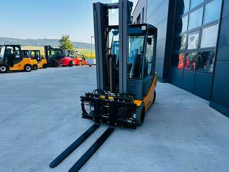 Carrelli elettrici 4 ruote 2023  Jungheinrich EFG 320 (6)