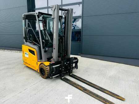 Carrelli elettrici 3 ruote 2018  Jungheinrich EFG 220 (1)
